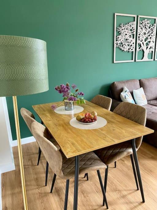 2-Zimmer Zentral In Ferdinandshof, Wlan Modern エクステリア 写真